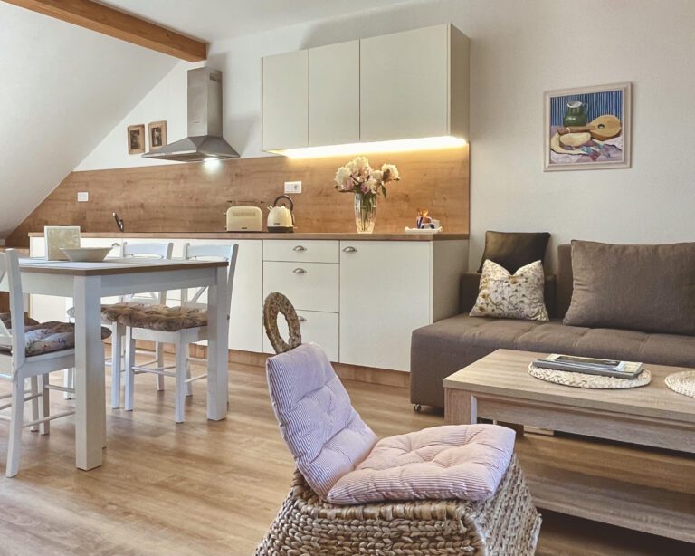 Apartmán Attic - kuchyně s jídelním stolem