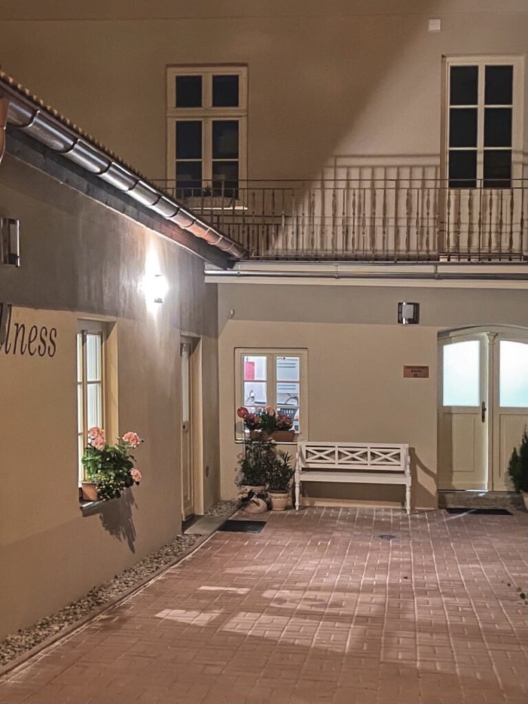 Apartmány Bašta - der Innenhof am Wellness am Abend