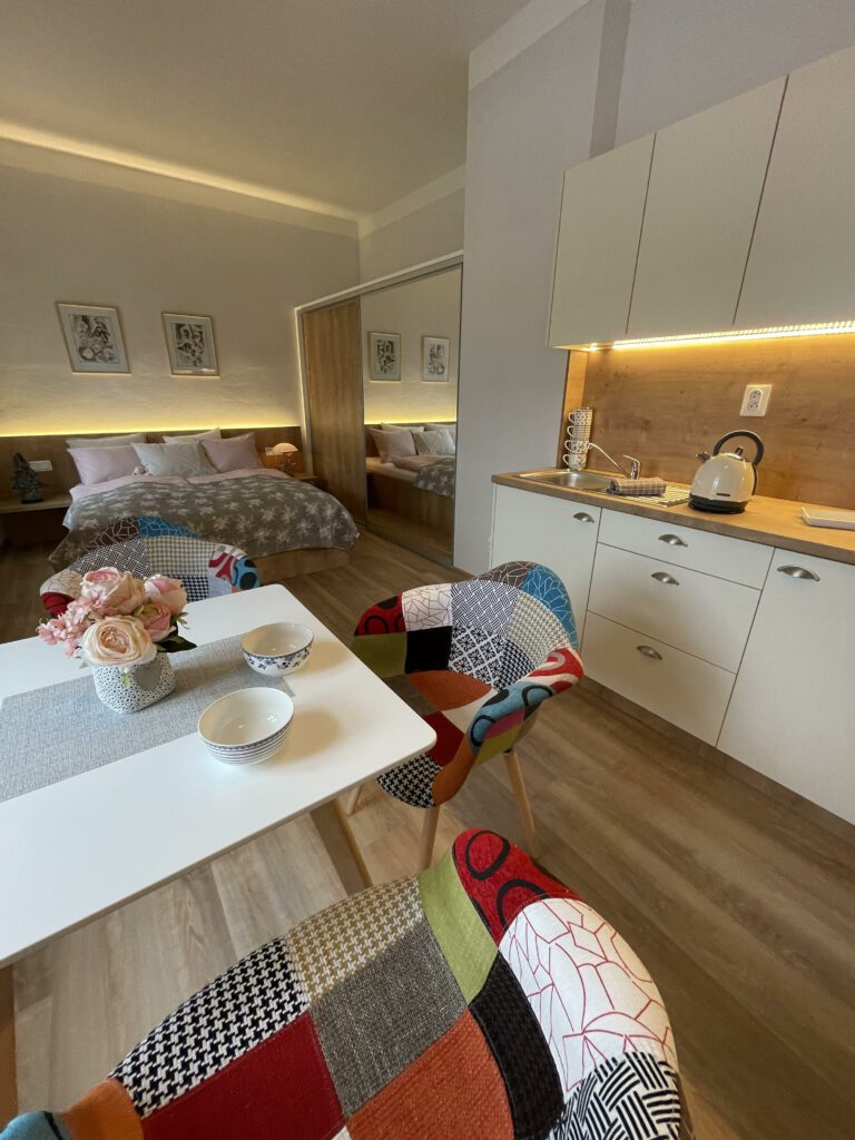 Apartmán Couple - kuchyňský kout s jídelnou a ložnicí