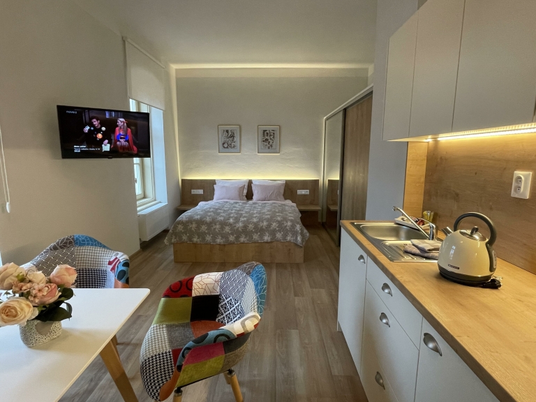 Apartmán Couple - kuchyňský kout s jídelnou a ložnicí