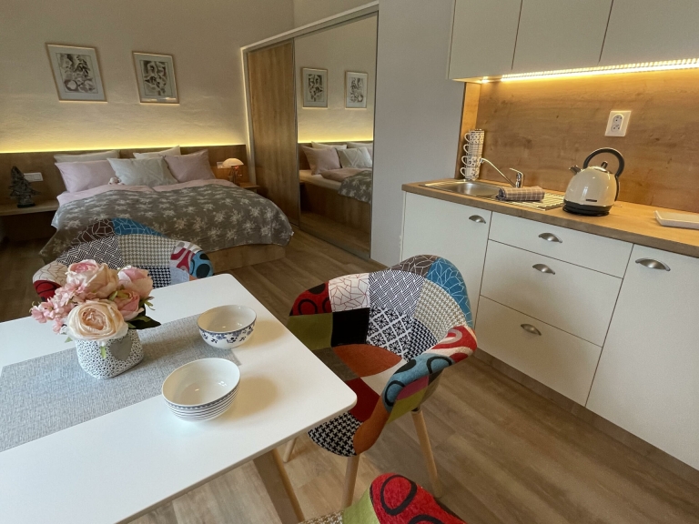 Apartmán Couple - kuchyňský kout s jídelnou a ložnicí